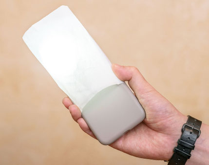 テクニック4 暗い場所で撮る時は「即席スマホ照明」を用意