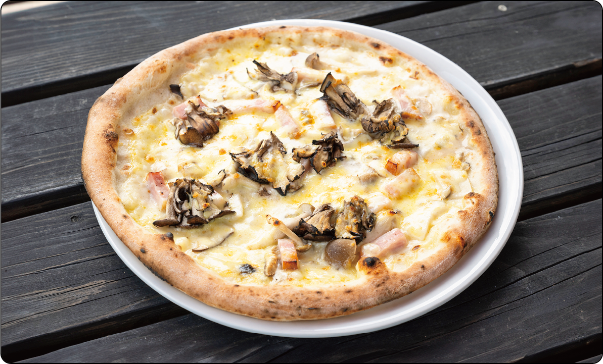 飯能黒まいたけとベーコンのクリームピッツァ(1,870円 税込)