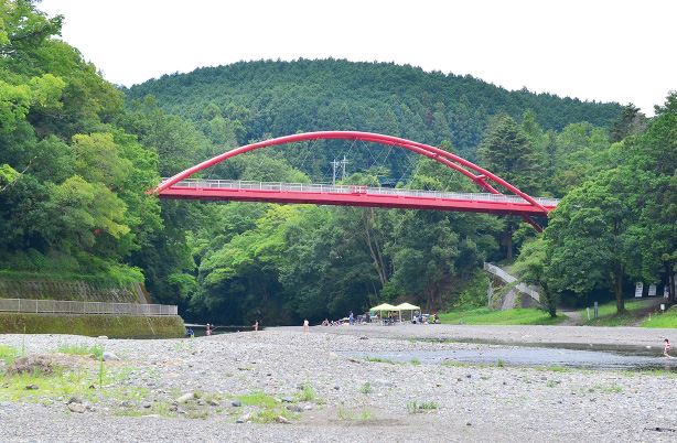 「飯能河原」の自然の景色を彩る割岩橋