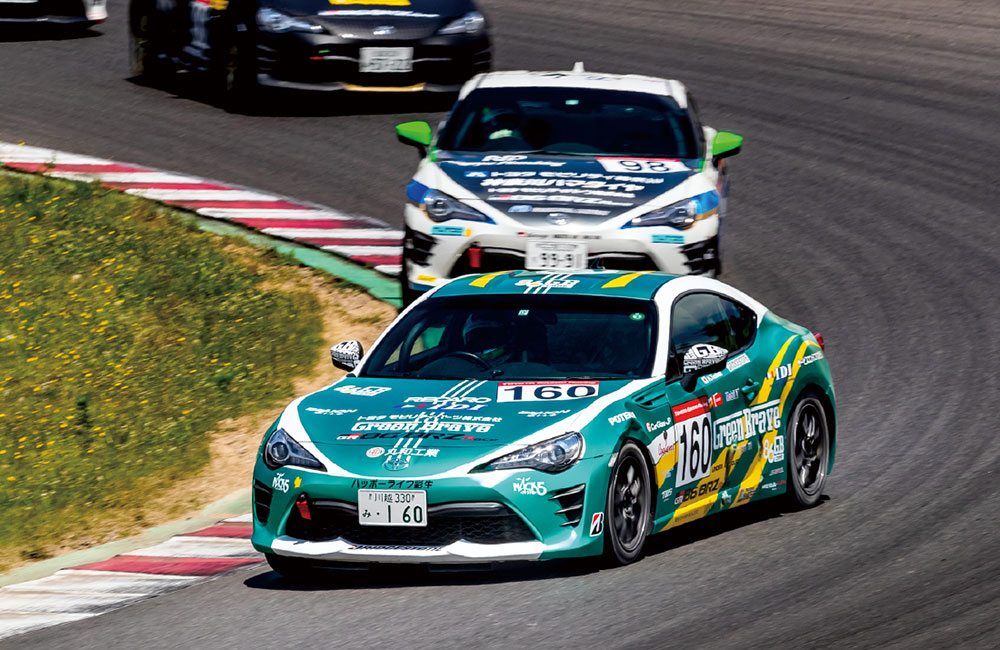 市販車86で争うワンメイクレース若手社員が参加しています