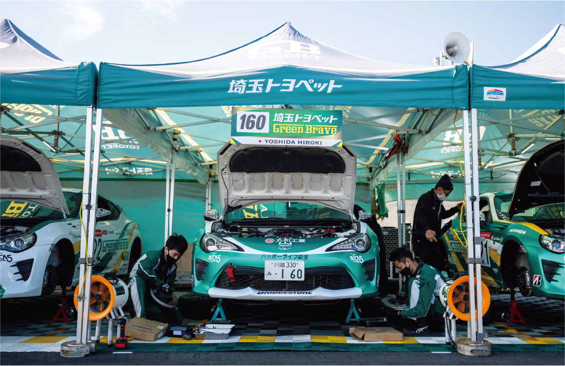 市販車で争うワンメイクレース若手社員が経験を積んでいます