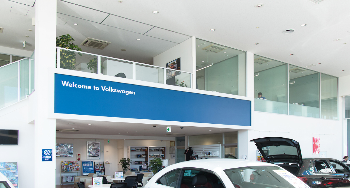 2階打ち合わせブースから展示車が臨めます